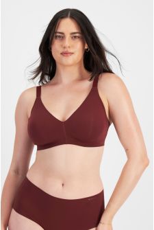 Jacqleen (She/Her) wears size 14DD and is 183cm tall with 93cm chest and 73cm waist