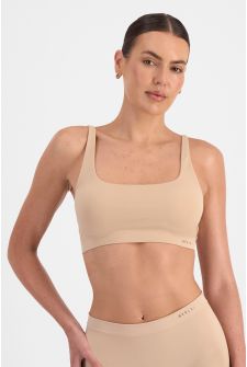 Pearl (She/Her) wears size 12B and is 181cm tall with 92cm chest and 63cm waist