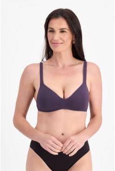 Chelsea (She/Her) wears size 12B and is 173cm tall with 89cm chest and 65cm waist