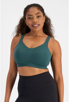 Caitlin (She/Her) wears size 16DD and is 176cm tall with 114cm chest and 95cm waist