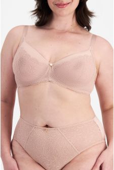 CLARYSSA (She/Her) wears size 14DD and is 181cm tall with 94cm chest and 79cm waist