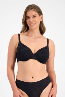 CLARYSSA (She/Her) wears size 14DD and is 181cm tall with 94cm chest and 79cm waist