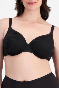 CLARYSSA (She/Her) wears size 14DD and is 181cm tall with 94cm chest and 79cm waist