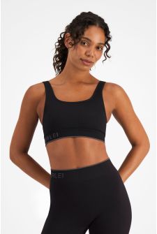 Miranda (She/Her) wears size 12B and is 171cm tall with 82cm chest and 66cm waist