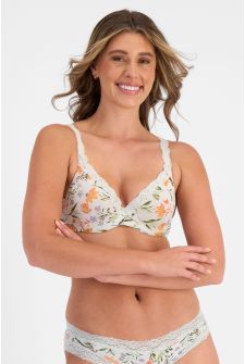 Martine (She/Her) wears size 14DD and is 175cm tall with 82cm chest and 76cm waist