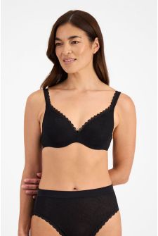 Cecily (She/Her) wears size 12B and is 176cm tall