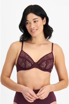 Miranda (She/Her) wears size 12B and is 171cm tall with 82cm chest and 66cm waist
