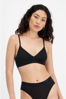 Marlo (She/Her) wears size 12. Is 181cm tall with cm chest and cm waist
