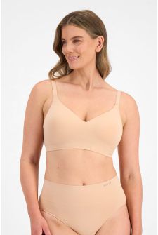 CLARYSSA (She/Her) wears size 14DD and is 181cm tall with 94cm chest and 79cm waist