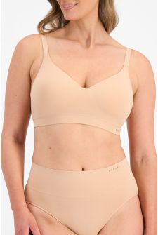 CLARYSSA (She/Her) wears size 14DD and is 181cm tall with 94cm chest and 79cm waist