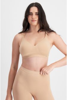 Mikhaila (She/Her) wears size 12B and is 170cm tall with 95cm chest and 70cm waist