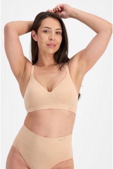 Mikhaila (She/Her) wears size 12B and is 170cm tall with 95cm chest and 70cm waist