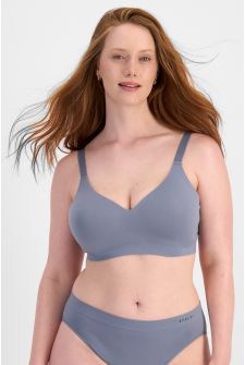 Martine (She/Her) wears size 14DD and is 175cm tall with 82cm chest and 76cm waist