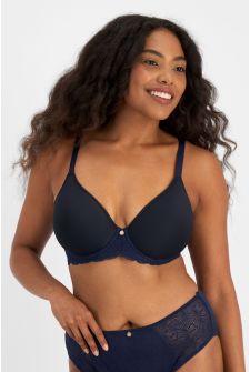 Caitlin (She/Her) wears size 16DD and is 176cm tall with 114cm chest and 95cm waist