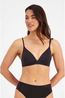 Cecily (She/Her) wears size 12B and is 176cm tall