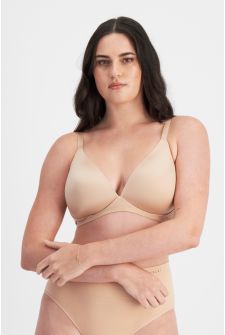 Jacqleen (She/Her) wears size 14DD and is 183cm tall with 93cm chest and 73cm waist