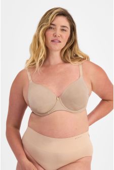 Chanel (She/Her) wears size 14DD and is 176cm tall with 104cm chest and 89cm waist