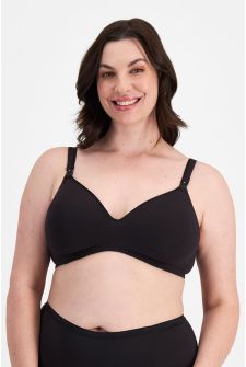 Poppy (She/Her) wears size 16DD and is 178cm tall