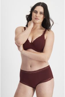 Jacqleen (She/Her) wears size 14 and is 183cm tall with 93cm chest and 73cm waist