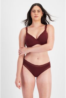 Jacqleen (She/Her) wears size 14 and is 183cm tall with 93cm chest and 73cm waist