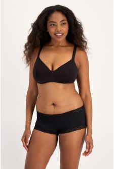 Caitlin (She/Her) wears size 14 and is 176cm tall with 114cm chest and 95cm waist