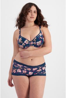 Brittany (She/Her) wears size 12 and is 173cm tall with 93cm chest and 78cm waist