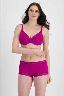 Jacqleen (She/Her) wears size 14 and is 183cm tall with 93cm chest and 73cm waist