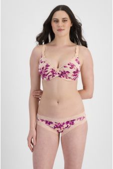 Jacqleen (She/Her) wears size 14 and is 183cm tall with 93cm chest and 73cm waist