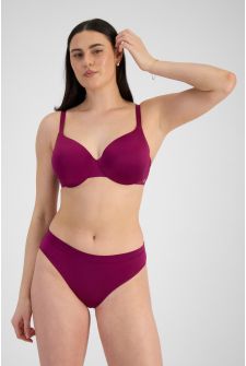 Jacqleen (She/Her) wears size 14 and is 183cm tall with 93cm chest and 73cm waist
