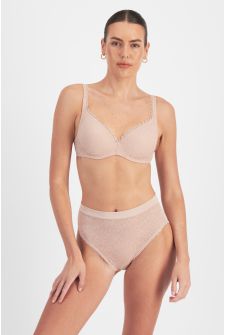 Cecily (She/Her) wears size 12B and is 176cm tall