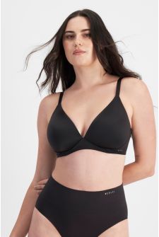 Jacqleen (She/Her) wears size 14DD and is 183cm tall with 93cm chest and 73cm waist